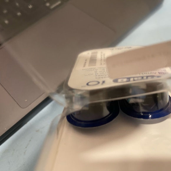 Oral-B iO Electric Toothbrush heads 2 NOT 4, ONLY FITS Oral-B iO - Picture 2 of 6